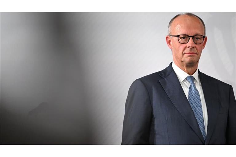 Bundeskanzler Friedrich Merz (CDU) 
steht nach seiner Laudatio bei der Verleihung des internationalen Preises des Westfälischen Friedens 2026 auf der Bühne.