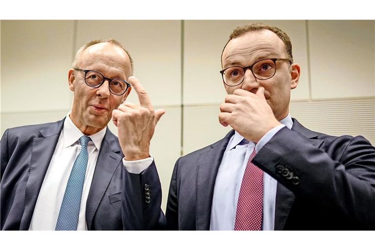Bundeskanzler Friedrich Merz (CDU) und Jens Spahn (r), Vorsitzender der Unions-Fraktion im Bundestag. Klimaaktivistin Luisa Neubauer hat zu einer spontanen Demo vor der CDU-Bundesgeschäftsstelle aufgerufen (Archivfoto).
