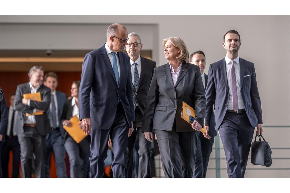 Bundeskanzler Friedrich Merz (CDU) und Sozialministerin Bärbel Bas (SPD) haben viel Lob für die Vorschläge der Rentenkommission.