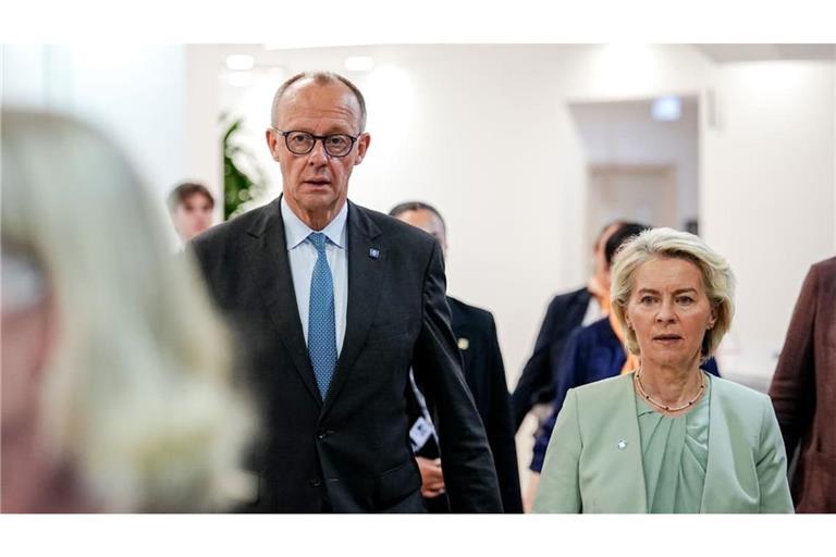 Bundeskanzler Friedrich Merz (CDU) und Ursula von der Leyen (r), Präsidentin der Europäischen Kommission, kommen beim informellen Treffen der Staats- und Regierungschefs der EU-Staaten zu einem gemeinsamen Treffen zusammen.