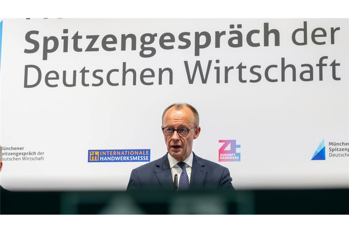 Bundeskanzler Friedrich Merz (CDU) will in Sachen Tankrabatt abwarten.