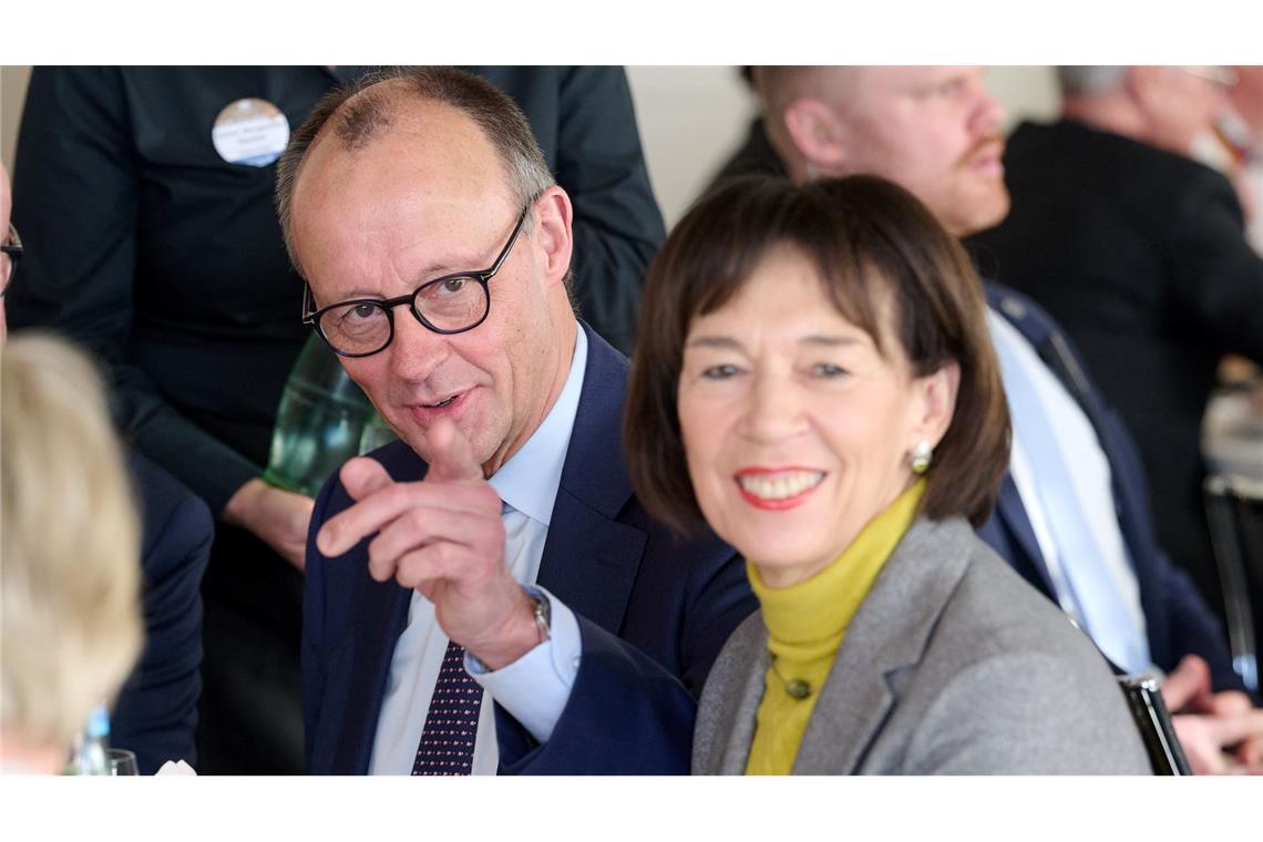 Bundeskanzler Friedrich Merz (CDU) sitzt neben seiner Gattin Charlotte Merz in Dortmund. Merz bekam anschliessend den "Großen Stutenkerl" des Bäckerinnungsverband West verliehen.