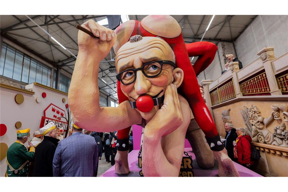 Bundeskanzler Friedrich Merz fährt in einer "Sado-Maso-Regierungs-Show" im Kölner Rosenmontagszug mit.