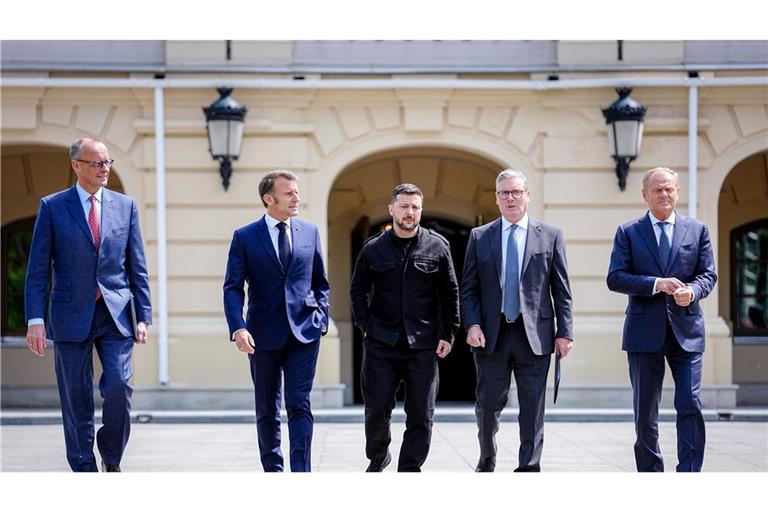 Bundeskanzler Friedrich Merz, Frankreichs Präsident Emmanuel Macron, Wolodymyr Selenskyj, Präsident der Ukraine, Keir Starmer, Premierminister von Großbritannien, und Donald Tusk, Ministerpräsident von Polen, bei einem Treffen der „Koalition der Willigen“ in Kiew.