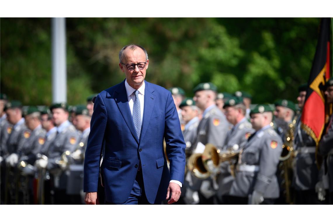 Merz würdigt Bundeswehr am Veteranentag Bundeskanzler Friedrich Merz geht an Bundeswehrsoldaten vorbei (Archivbild).