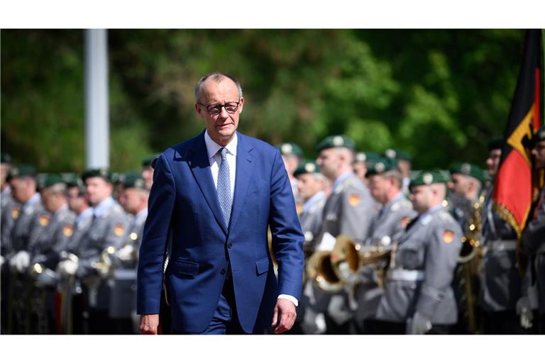 Bundeskanzler Friedrich Merz geht an Bundeswehrsoldaten vorbei (Archivbild).