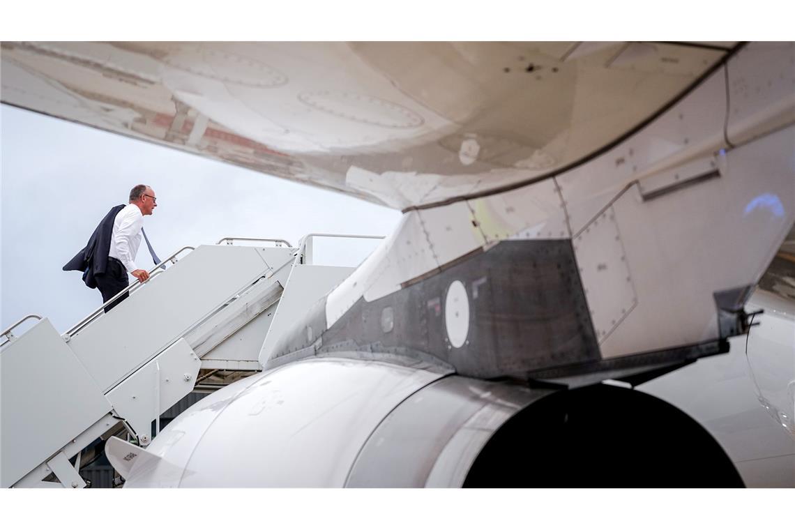 Bundeskanzler Friedrich Merz geht nach dem Treffen mit US-Präsident Trump und dem ukrainischen Präsidenten Selenskyj für den Rückflug nach München die Gangway zum Airbus A319 der Luftwaffe hinauf.