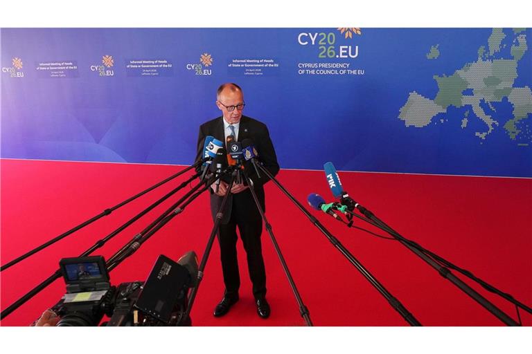 Bundeskanzler Friedrich Merz  gibt ein Statement bei seiner Ankunft zum informellen Treffen der Staats- und Regierungschefs der EU-Staaten in Nikosia.