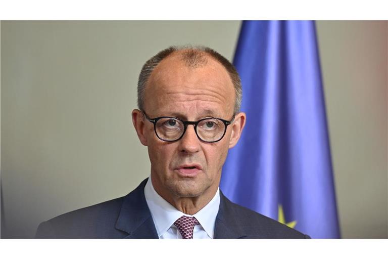 Bundeskanzler Friedrich Merz hält an den Zurückweisungen an der Grenze fest (Symbolbild).
