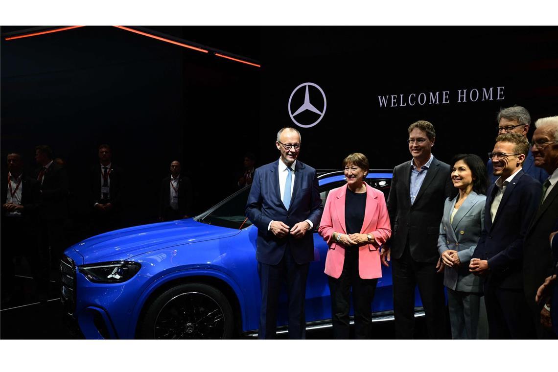 Mercedes-Chef bekommt Kofferraum nicht auf Bundeskanzler Friedrich Merz hat auf der IAA in München auch Mercedes einen Besuch abgestattet.