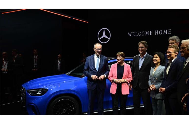 Bundeskanzler Friedrich Merz hat auf der IAA in München auch Mercedes einen Besuch abgestattet.