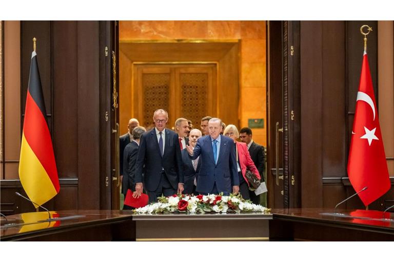 Bilder des Tages Bundeskanzler Friedrich Merz kommt neben Recep Tayyip Erdoğan, Präsident der Türkei, zu einem Gespräch im Präsidentenpalast.