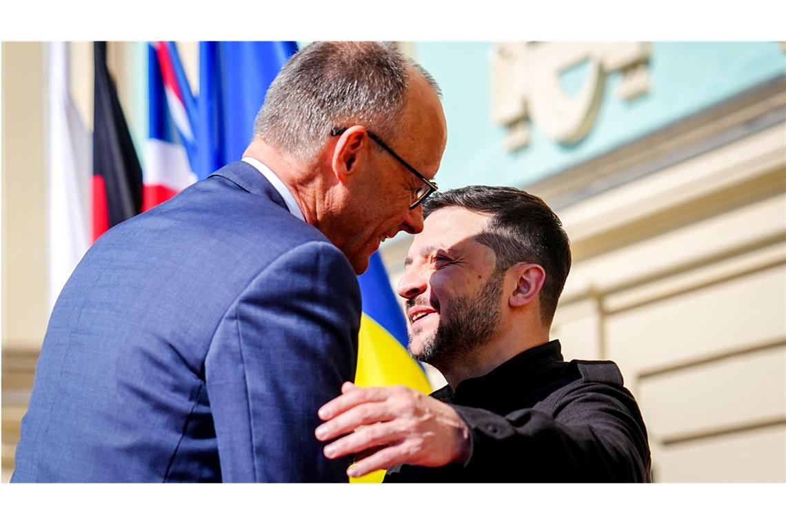 Kreml wirft Merz Kriegstreiberei vor Bundeskanzler Friedrich Merz (l, CDU), wird von Wolodymyr Selenskyj, Präsident der Ukraine, vor dem Marienpalast in Kiew empfangen. (Archivbild)