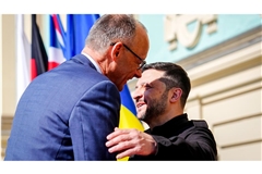 Bundeskanzler Friedrich Merz (l, CDU), wird von Wolodymyr Selenskyj, Präsident der Ukraine, vor dem Marienpalast in Kiew empfangen. (Archivbild)