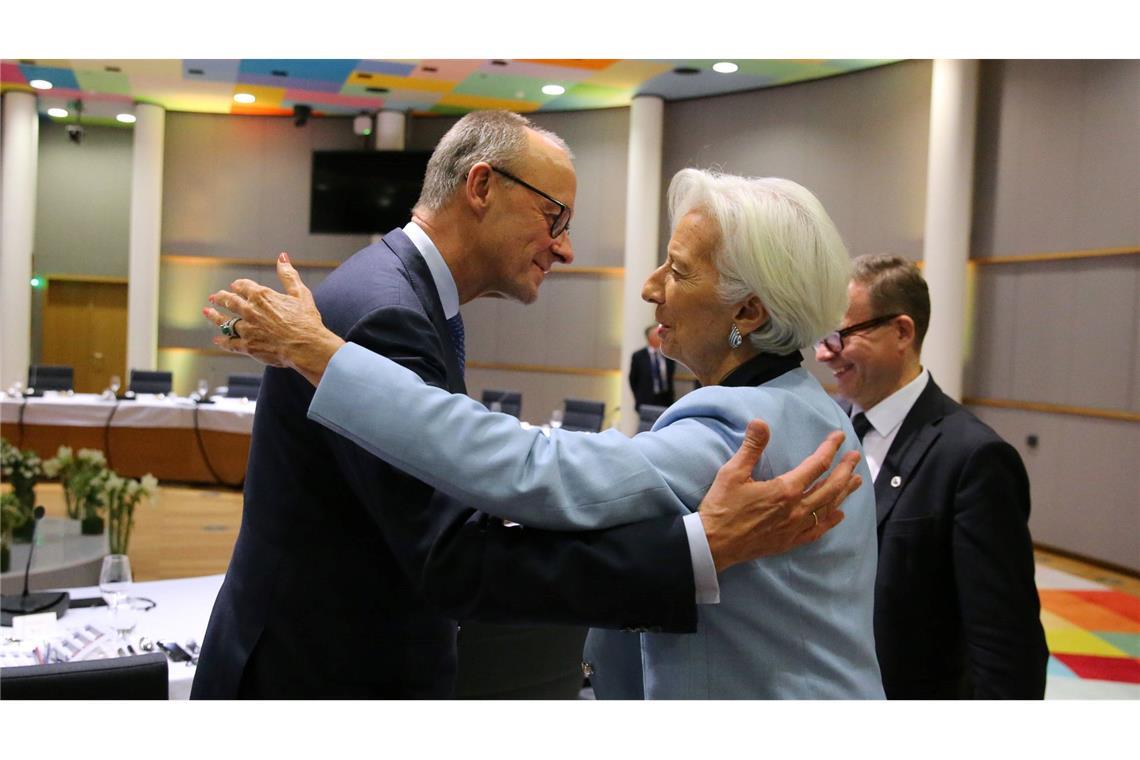 Bilder des Tages Bundeskanzler Friedrich Merz (l) umarmt Christine Lagarde, Präsidentin der Europäischen Zentralbank, während eines Essens im Rahmen des Euro-Gipfels.