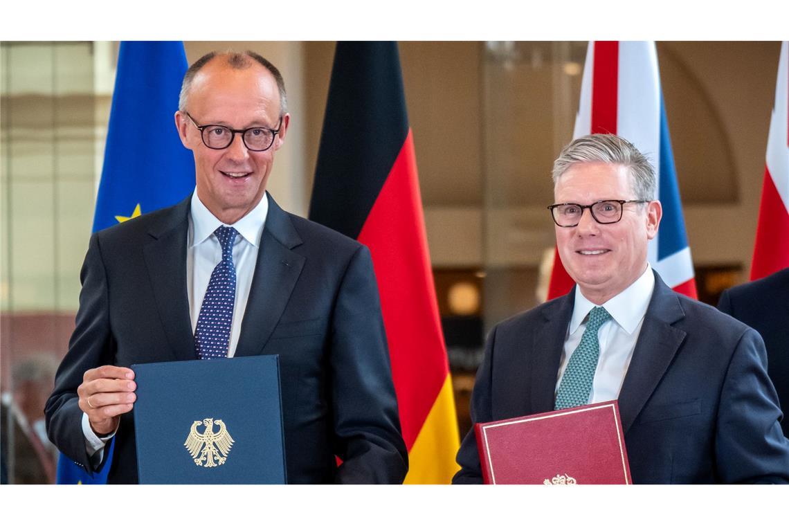 Bundeskanzler Friedrich Merz (l.) und Premierminister Keir Starmer unterzeichneten den Kensington-Vertrag. (Archivbild)