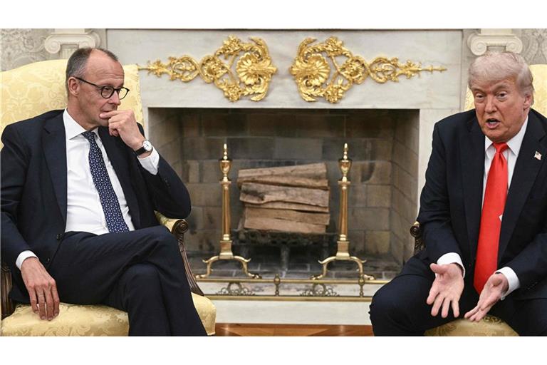 Bundeskanzler Friedrich Merz lauscht geduldig den Worten von US-Präsident Donald Trump.