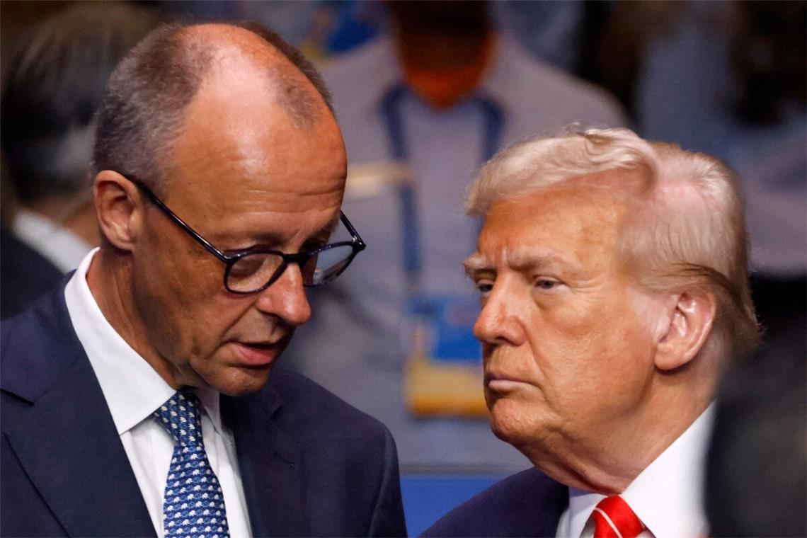 Bundeskanzler Friedrich Merz (li.) im Gespräch mit dem amerikanischen Präsidenten Donald Trump
