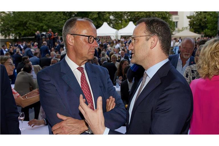 Bundeskanzler Friedrich Merz (links) bekommt nach seiner umstrittenen Entscheidung zum teilweisen Rüstungsexportstopp an Israel Rückendeckung auch von Unionsfraktionschef Jens Spahn (beide CDU).