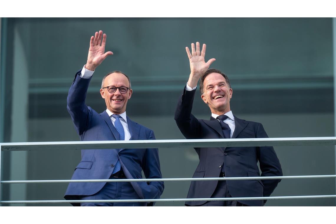 Bundeskanzler Friedrich Merz (l)winkt neben Mark Rutte, Nato-Generalsekretär, vor einem bilateralen Gespräch im Bundeskanzleramt.
