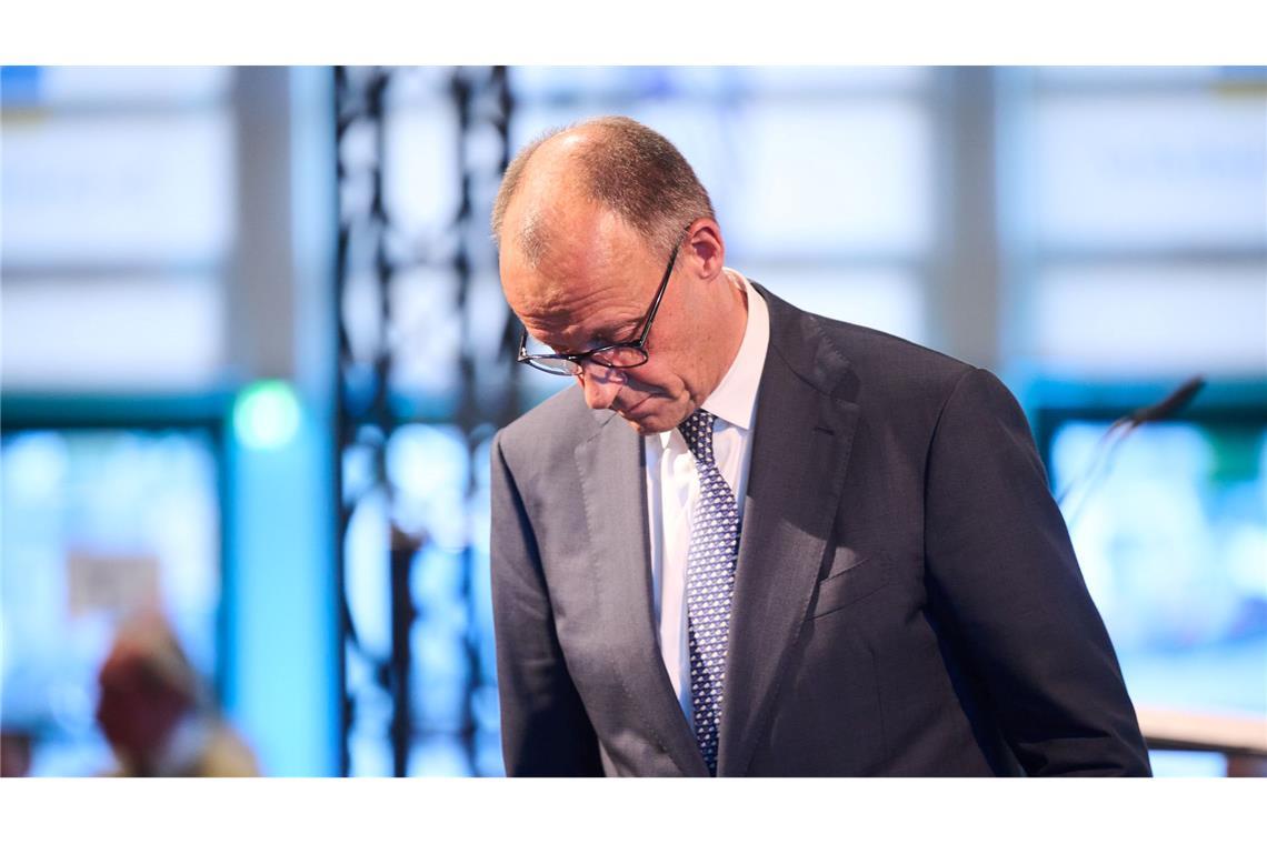 Bundeskanzler Friedrich Merz nimmt an der Veranstaltung „80 Jahre Neheim-Hüstener Programm“ in der Schützenhalle Hüsten teil.