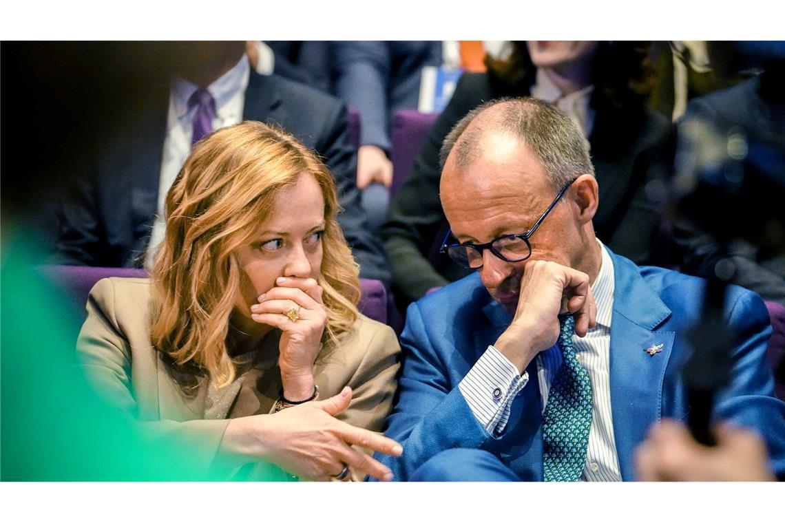 Bilder des Tages Bundeskanzler Friedrich Merz (r, CDU) sitzt mit Giorgia Meloni, Ministerpräsidentin von Italien, beim Gipfeltreffen der Europäischen Politischen Gemeinschaft zusammen.