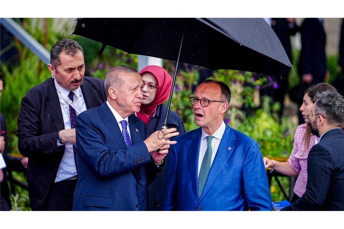 Bilder des Tages Bundeskanzler Friedrich Merz (r, CDU) steht mit Recep Tayyip Erdogan, Präsident der Türkei, beim Gipfeltreffen der Europäischen Politischen Gemeinschaft zusammen.
