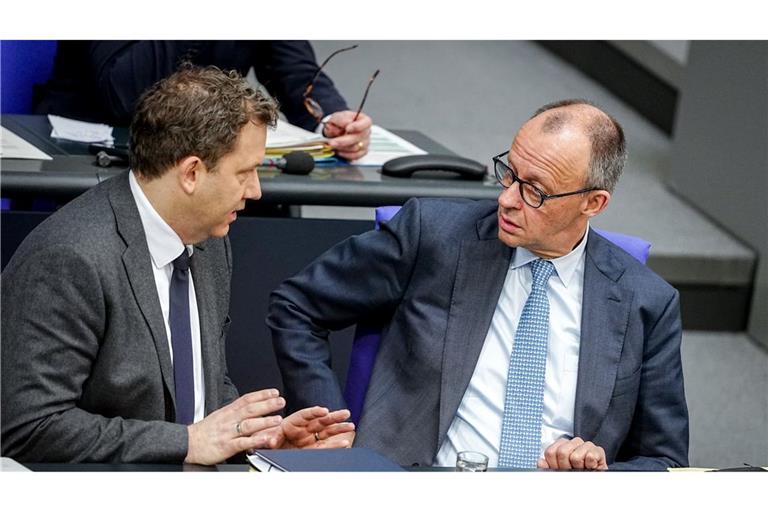 Bundeskanzler Friedrich Merz (r., CDU) und Vizekanzler Lars Klingbeil (SPD) treffen sich am Dienstag mit den Spitzen der Koalition zu Beratungen im Koalitionsausschuss.