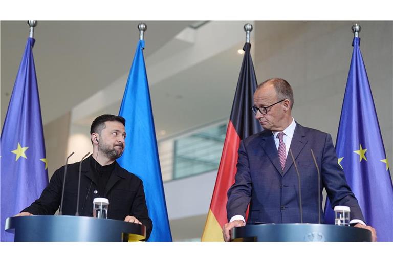 Bundeskanzler Friedrich Merz (rechts) und der ukrainische Präsident Wolodymyr Selenskyj