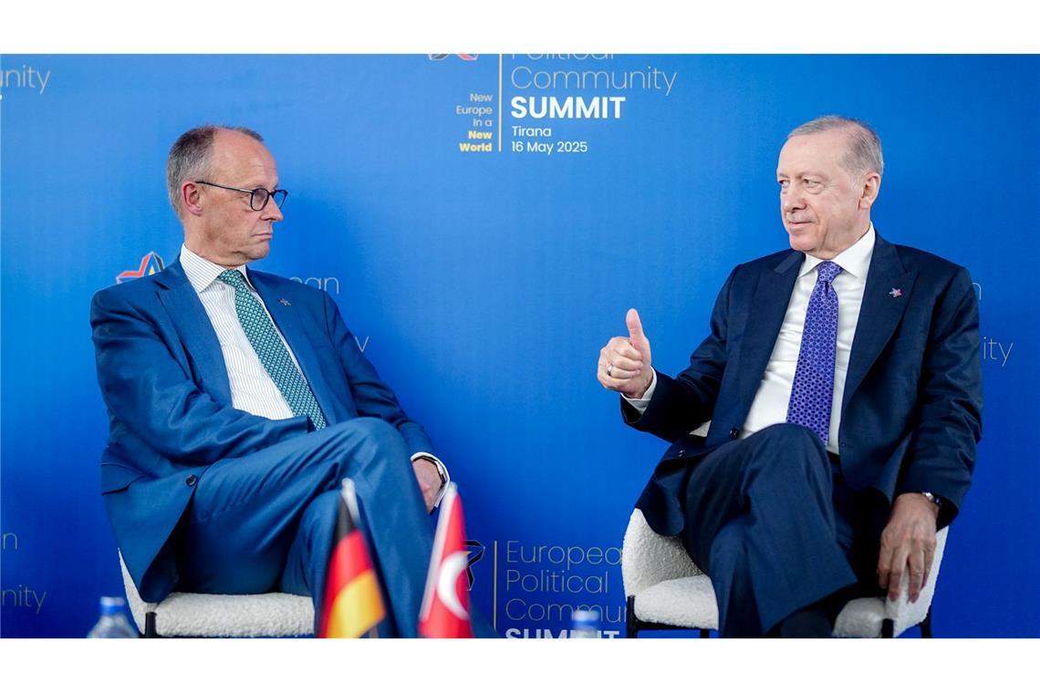 Merz besucht Erdogan: Gaza-Konflikt im Mittelpunkt Bundeskanzler Friedrich Merz reist für einen Antrittsbesuch beim türkischen Präsidenten Recep Tayyip Erdogan nach Ankara.