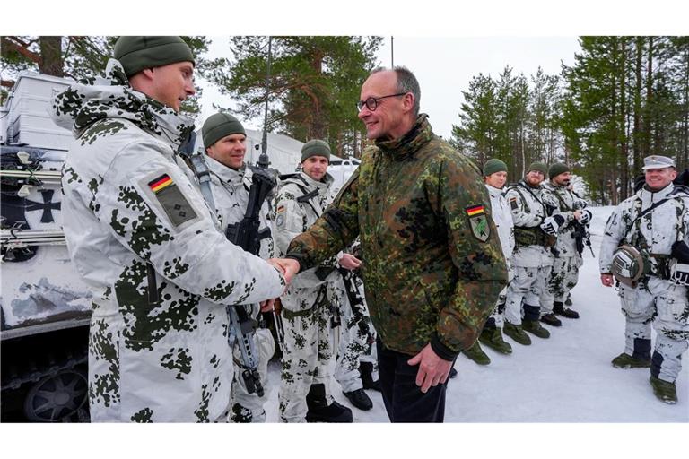 Bundeskanzler Friedrich Merz trifft deutsche Soldaten in Bardufoss im Rahmen der Militärübung "Cold Response".