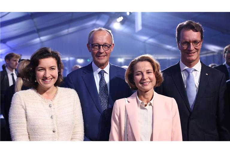 Bundeskanzler Friedrich Merz und NRW-Ministerpräsident Hendrik Wüst haben den Supercomputer "Jupiter" in Jülich in Betrieb genommen.