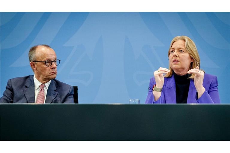Bundeskanzler Friedrich Merz und Sozialministerin Bärbel Bas nehmen die Empfehlungen der Rentenkommission entgegen. (Archivbild)