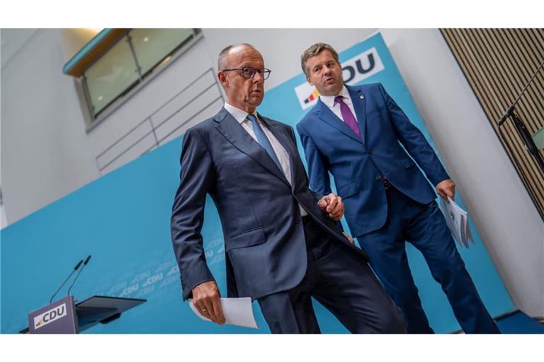Bundeskanzler Friedrich Merz und Sven Schulze, Ministerpräsident von Sachsen-Anhalt, verlassen nach einer Pressekonferenz im Anschluss an die Sitzung des CDU-Bundesvorstands im Konrad Adenauer Haus das Podium.