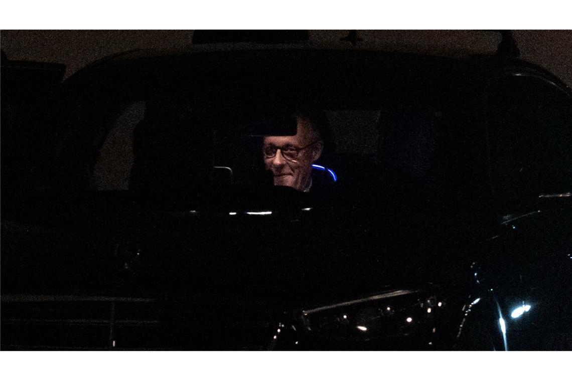 Bundeskanzler Friedrich Merz verlässt in der Nacht das Kanzleramt.