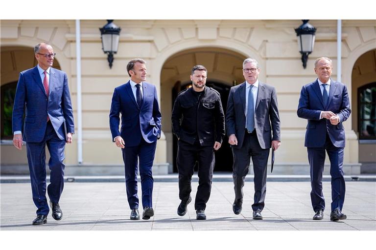 Bundeskanzler Friedrich Merz (von links), Frankreichs Präsident Emmanuel Macron, Wolodymyr Selenskyj, Präsident der Ukraine, Keir Starmer, Premierminister von Großbritannien, und Donald Tusk, Ministerpräsident von Polen haben in Kiew Russland mit Sanktionen gedroht. Die werden von der EU nun umgesetzt.