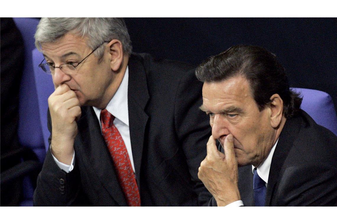 Bundeskanzler Gerhard Schröder hatte es mit noch knapperen Mehrheiten zu tun. (Archivbild)