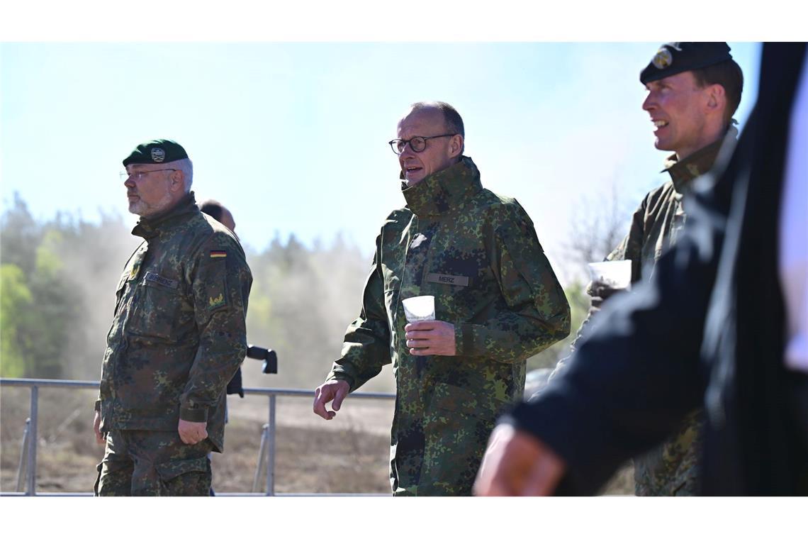 Bundeskanzler Merz besucht die Bundeswehr in Munster.
