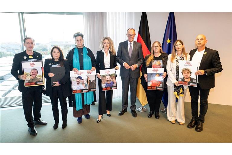 Bundeskanzler Merz empfing Angehörige deutscher Hamas-Geiseln sehr früh am morgen.