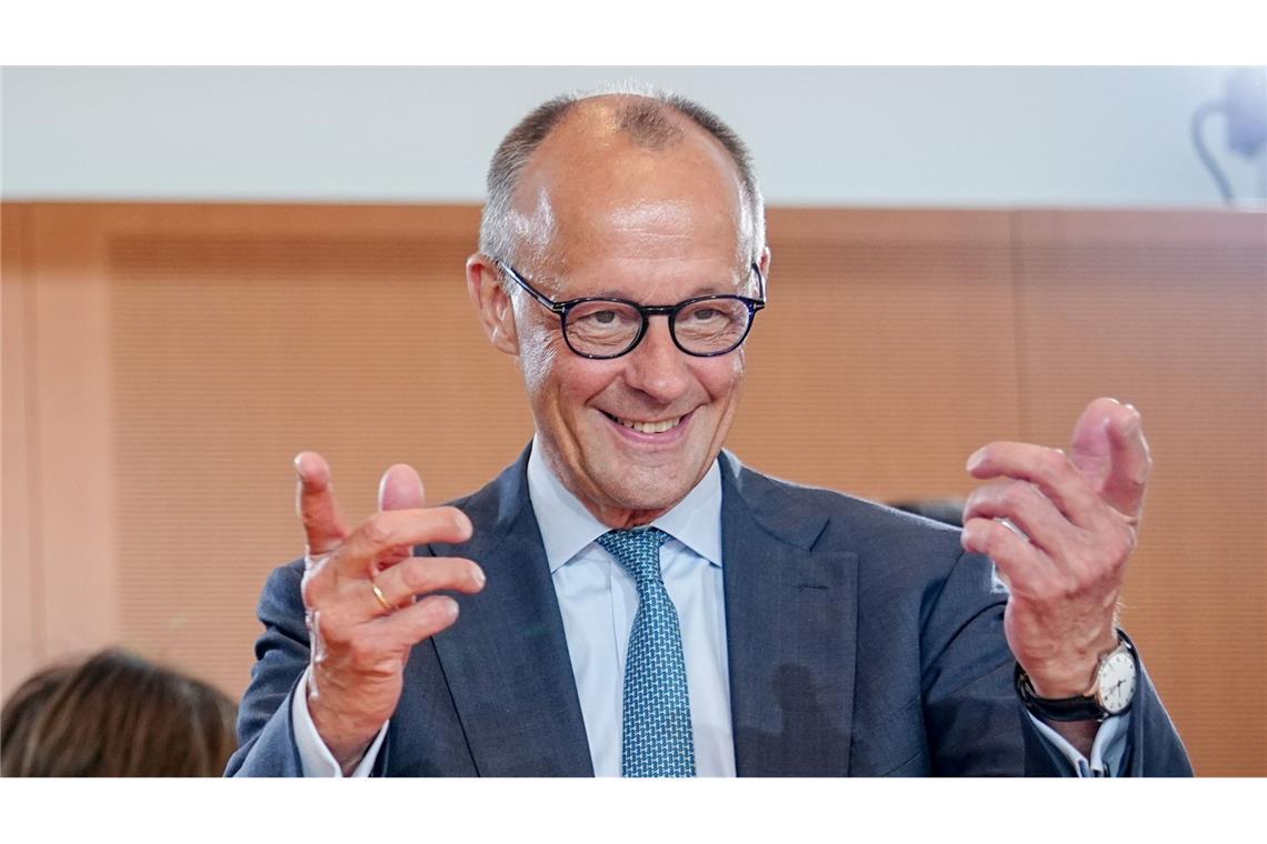 Bundeskanzler Merz gestikuliert im Kabinett