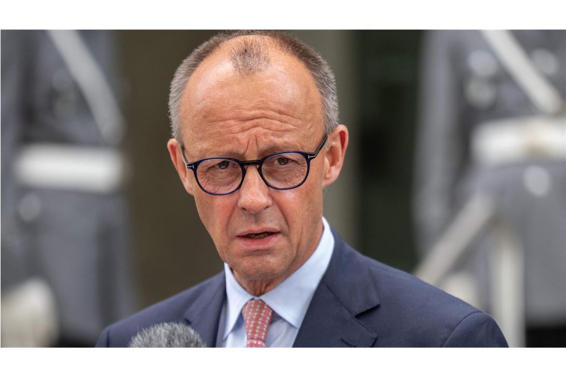 Bundeskanzler Merz hat mit seiner „Zirkuszelt“-Aussage über das Hissen der Regenbogenflagge auf dem Bundestag breite Kritik ausgelöst (Archivbild).
