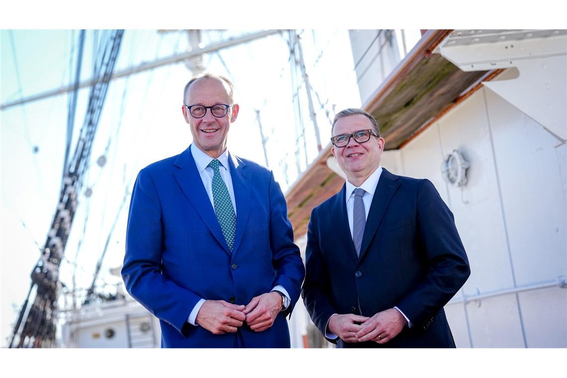 Bilder des Tages Bundeskanzler Merz in Finnland: Bundeskanzler Friedrich Merz (l, CDU) wird von Petteri Orpo, Ministerpräsident von Finnland, auf dem Museumsschiff "Suomen Joutsen" in Turku empfangen.