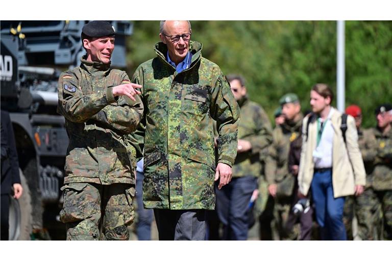 Bundeskanzler Merz (r) besucht die Bundeswehr in Munster und lässt sich vom Inspekteur des Heeres, Generalleutnant Christian Freuding, informieren.
