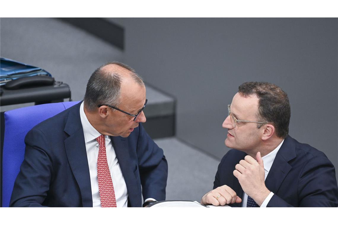 Masken-Vorwürfe: Merz stellt sich hinter Spahn – SPD will Aufklärung Bundeskanzler Merz und der frühere Gesundheitsminister Spahn im Bundestag.