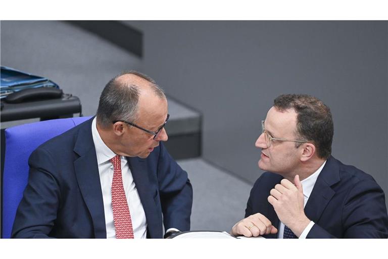 Bundeskanzler Merz und der frühere Gesundheitsminister Spahn im Bundestag.