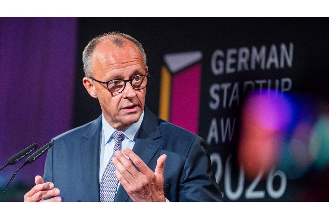 Bundeskanzler Merz versprach, Startups einen roten Teppich auszurollen.