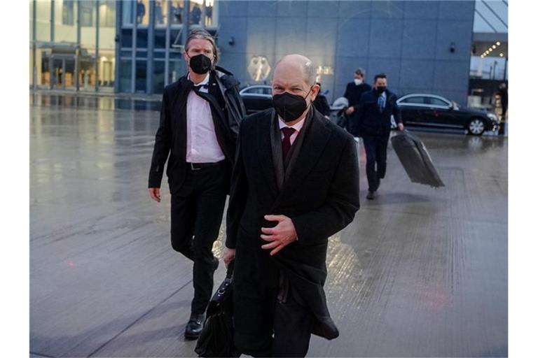 Bundeskanzler Olaf Scholz auf dem Weg zur Regierungsmaschine, die ihn nach Washington bringen soll. Foto: Kay Nietfeld/dpa