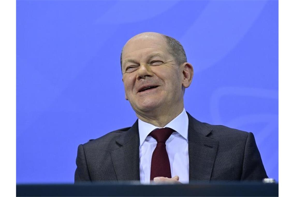 Umfrage: Hohe Zufriedenheit mit der Arbeit von Olaf Scholz Bundeskanzler Olaf Scholz auf einer Pressekonferenz. Foto: John Macdougall/AFP Pool/dpa