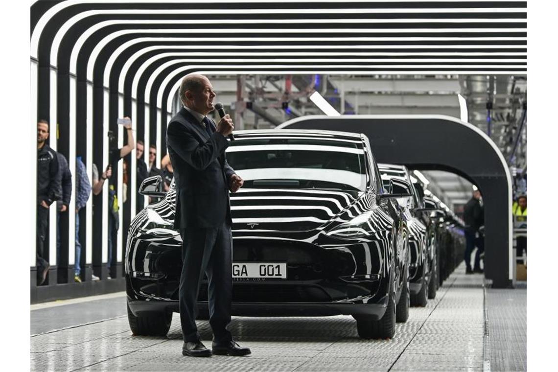 Tesla ist in Deutschland gestartet - Scholz sieht Signal Bundeskanzler Olaf Scholz bei der Eröffnung der Tesla-Fabrik Berlin Brandenburg. Foto: Patrick Pleul/dpa-Zentralbild POOL/dpa