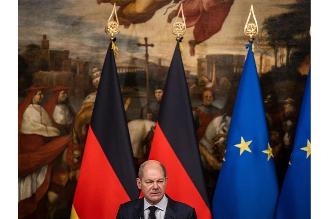 Scholz erwartet Einigung auf weitere Kontaktbeschränkungen Bundeskanzler Olaf Scholz bei seinem Antrittsbesuch in Rom. Foto: Oliver Weiken/dpa